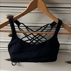 Lululemon free to be bra size 4 black